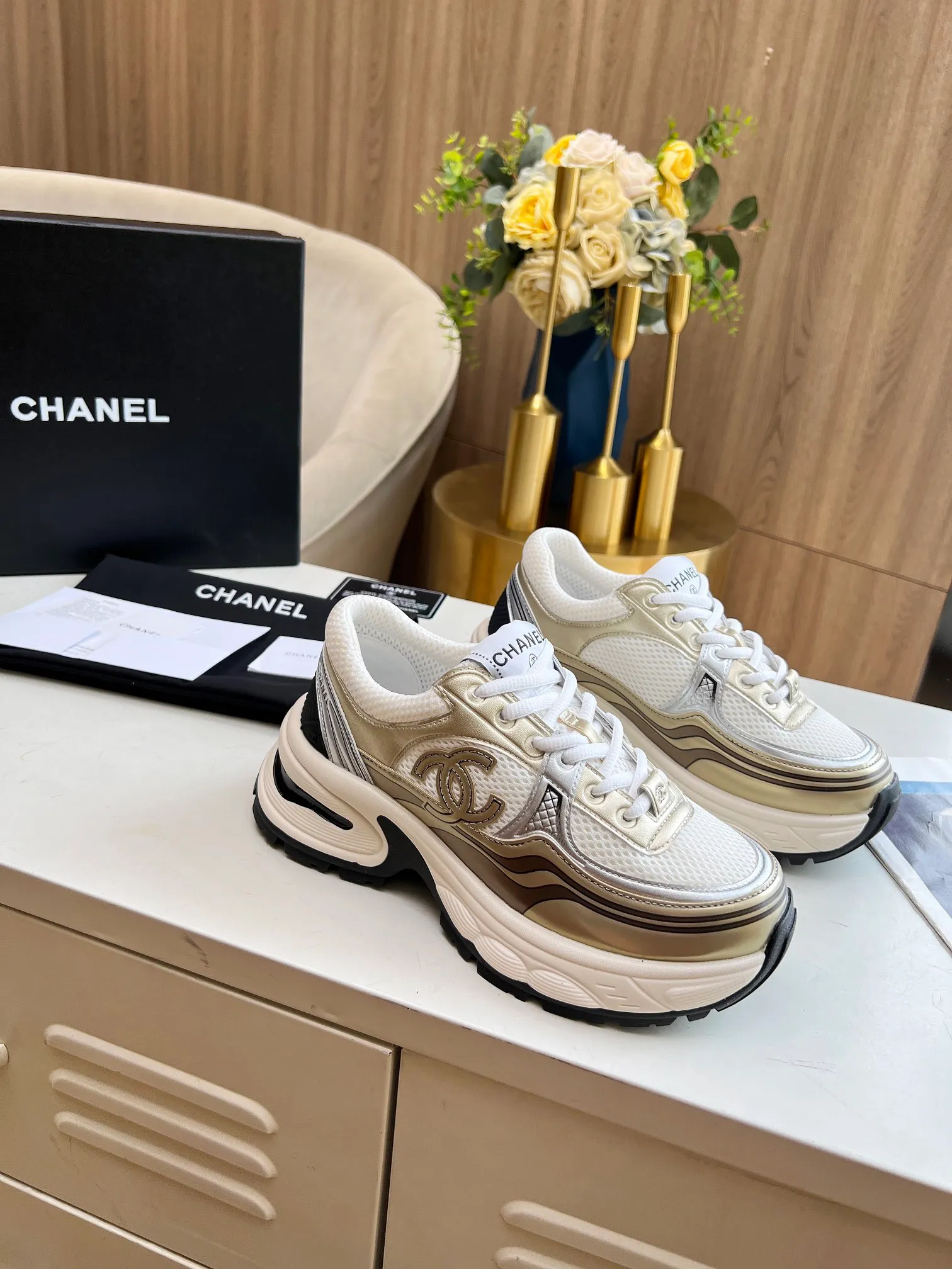 👟👟Ex-factory price 640👟👟 Women's shoe factory chanel Chanel early spring vacation series latest casual sports shoes silver white, gold white, silver gray, black and red! Incomparably beautiful and easy to wear, very light, the lining is also super soft, super comfortable, the upper is breathable, the color is high-end and durable, versatile. Upper: cowhide and cloth stitching. Inner: breathable mesh. Original foam combination outsole. Size: 35-40.
